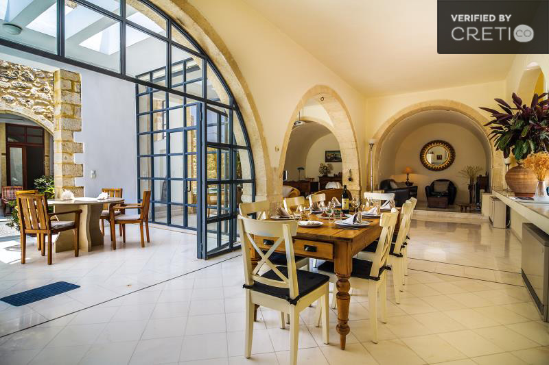 Luxury villa in Maroulas