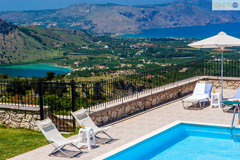 Villa with magnificent view of Kournas lake