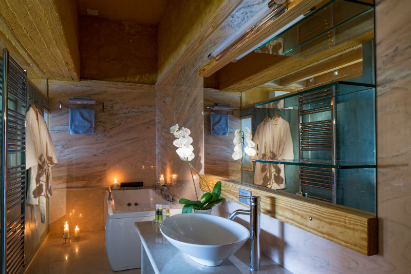 The cozy and luxurius bathroom ammenities of Ravdoucha Villas in Crete