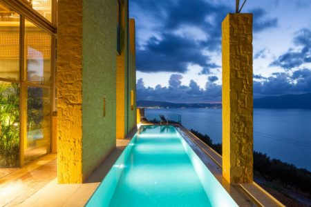 The infinity swimming pool of the villas