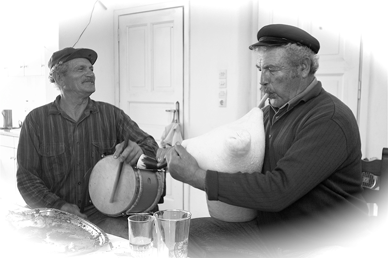 "Askomantoura", the most traditional instrument of Cretan music