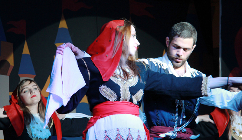 "Sousta", the Cretan dance of love 