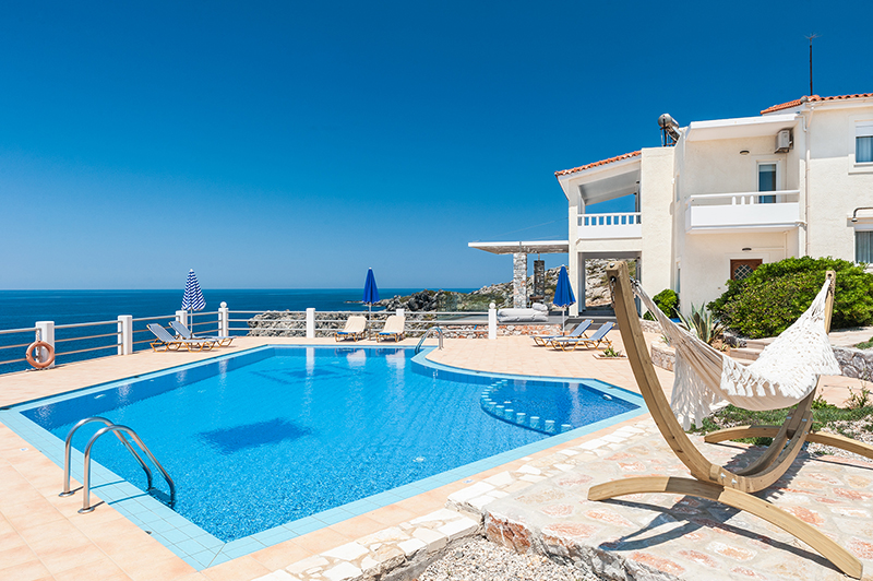 Holiday villa Penelope on the edge of the sea, Akrotiri